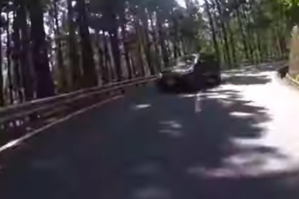 MOTOCIKLISTA JE SNIMAO VOŽNJU KAMEROM NA KACIGI: Usledio je pravi PAKAO! (VIDEO)
