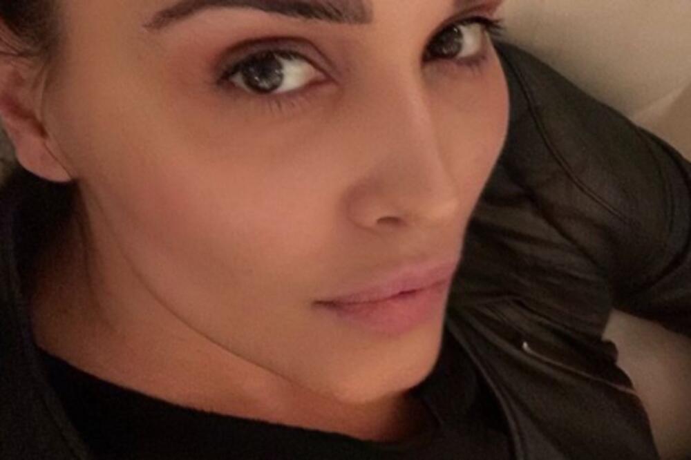 ŽENE PLASTIČARU TRAŽE GRUDI KAO NJENE: Evo kako danas izgleda jedna od NAJZGODNIJIH srpskih voditeljki! (FOTO)