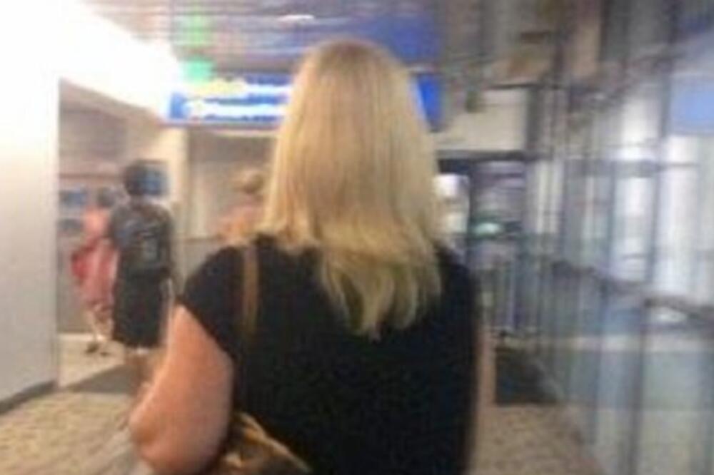 ŠTA JOJ SE TO NALAZI NA ZADNJICI? ŽENA PROŠETALA AERODROMOM I ZAPANJILA PUTNIKE: Ulepšala im je dan! (FOTO)