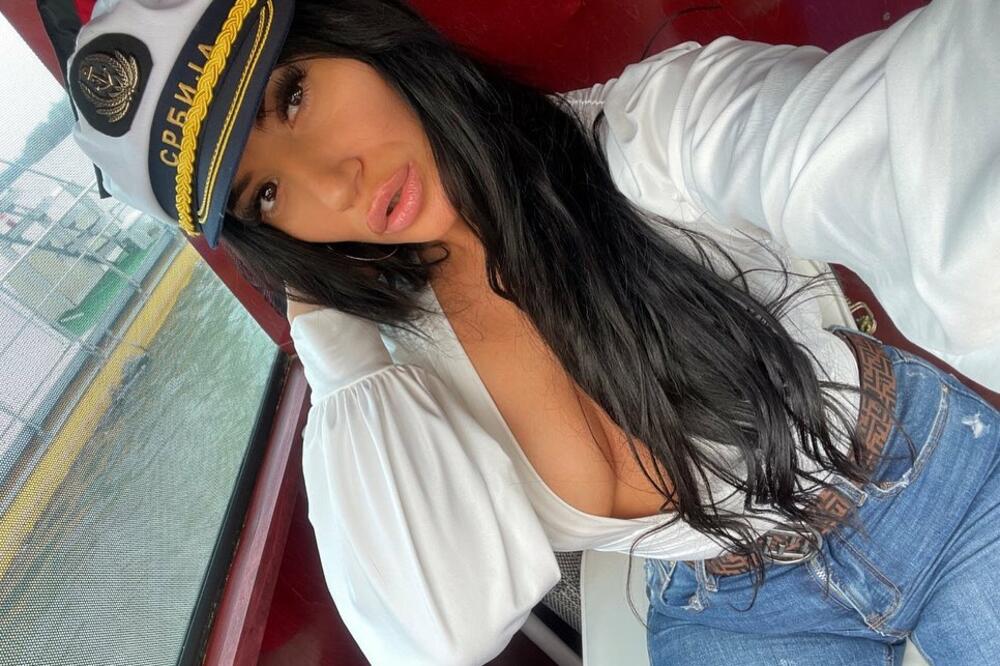 IMA SAMO 23 GODINE I TEŠKU ŽIVOTNU PRIČU! Išla na TURNEJU sa našim POZNATIM PEVAČEM, a sada je LJUBAVNICA!