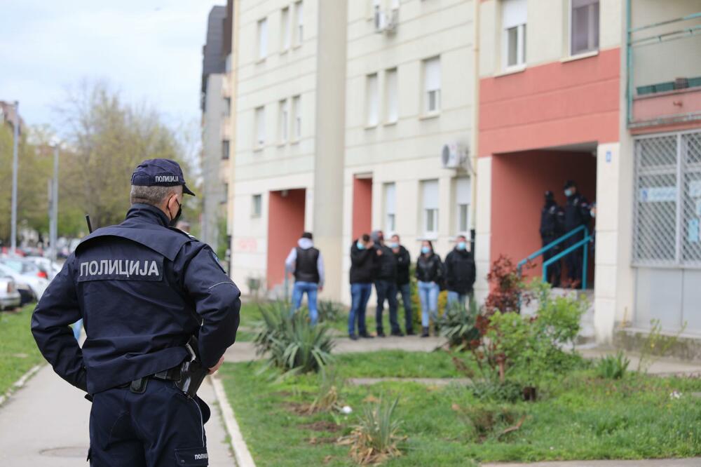SPREČENO ISELJENJE SENIJE IZ STANA U CENTRU BEOGRADA: Aktivisti BLOKIRALI ULAZ izvršitelju i njegovoj pratnji