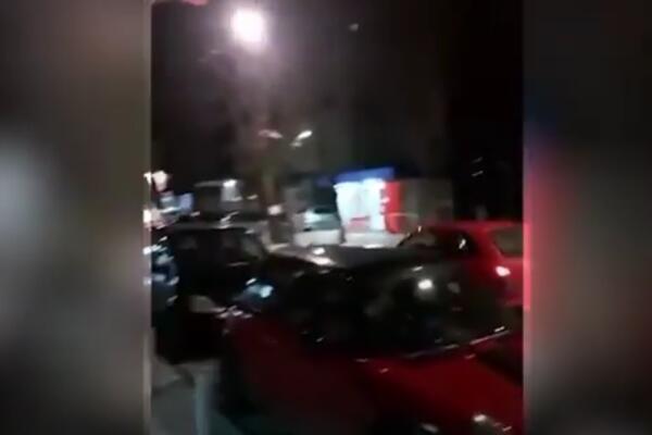 ALBANCI NASTAVLJAJU DA PROVOCIRAJU! Dva mladića ušla u Severnu Mitrovicu i paradiraju sa raširenom zastavom!(VIDEO)