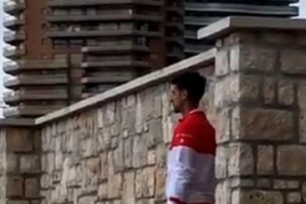 LJUDI SE ŠETAJU, A NOVAK U NIRVANI: Đoković meditira nasred ulice, pešaci u čudu! (Video)