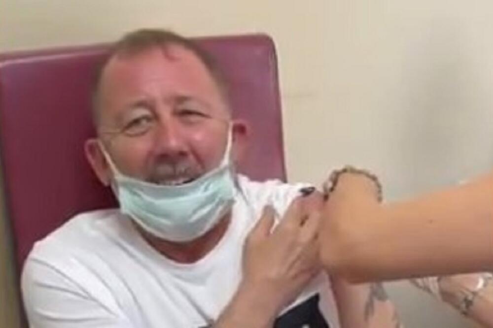 BOLNE GRIMASE I JAUCI: Trener Bešiktaša teško podneo vakcinaciju i nasmejao ceo svet! (Video)