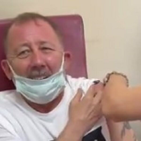 BOLNE GRIMASE I JAUCI: Trener Bešiktaša teško podneo vakcinaciju i nasmejao ceo svet! (Video)