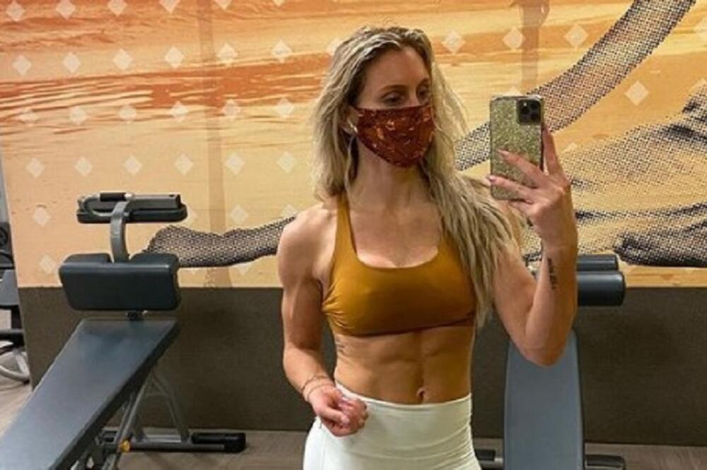 VATRENA ĐAVOLICA MAMI UZDAHE: Pohotna rvačica se sa izazovnim stilom vratila u javnost - PRŠTI NA SVE STRANE!