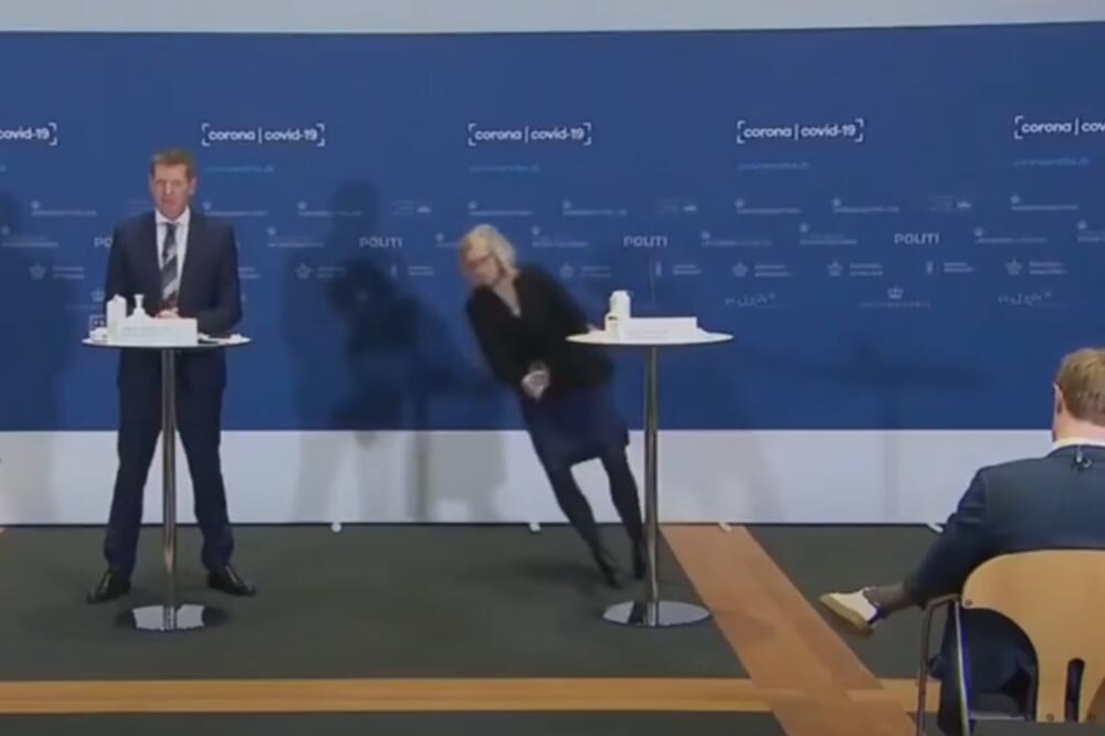 SAMO SE SRUŠILA! DANSKA ZVANIČNICA PALA KAO POKOŠENA: Onesvestila se usred KONFERENCIJE (VIDEO)