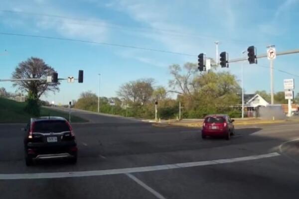 STRAVIČAN SNIMAK TRAGEDIJE: Žena POGINULA nakon što se punom brzinom ZAKUCALA u auto-servis! (VIDEO)