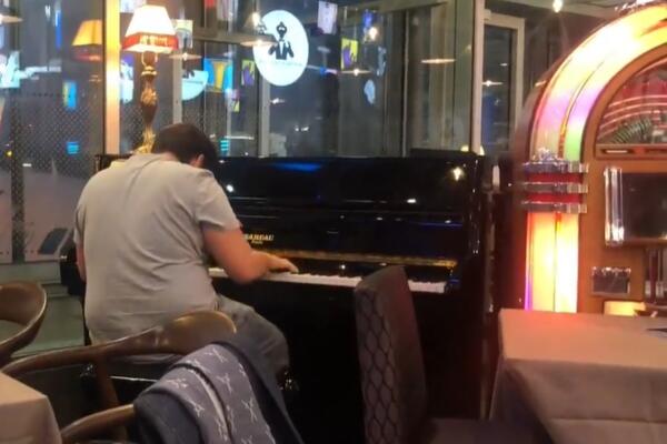 PRSTIMA PLEŠE PO KLAVIRU! 15-GODIŠNJAK ZAPANJIO BLISTAVIM TALENTOM: Izlazak iz zone komfora se ISPLATIO! (VIDEO)