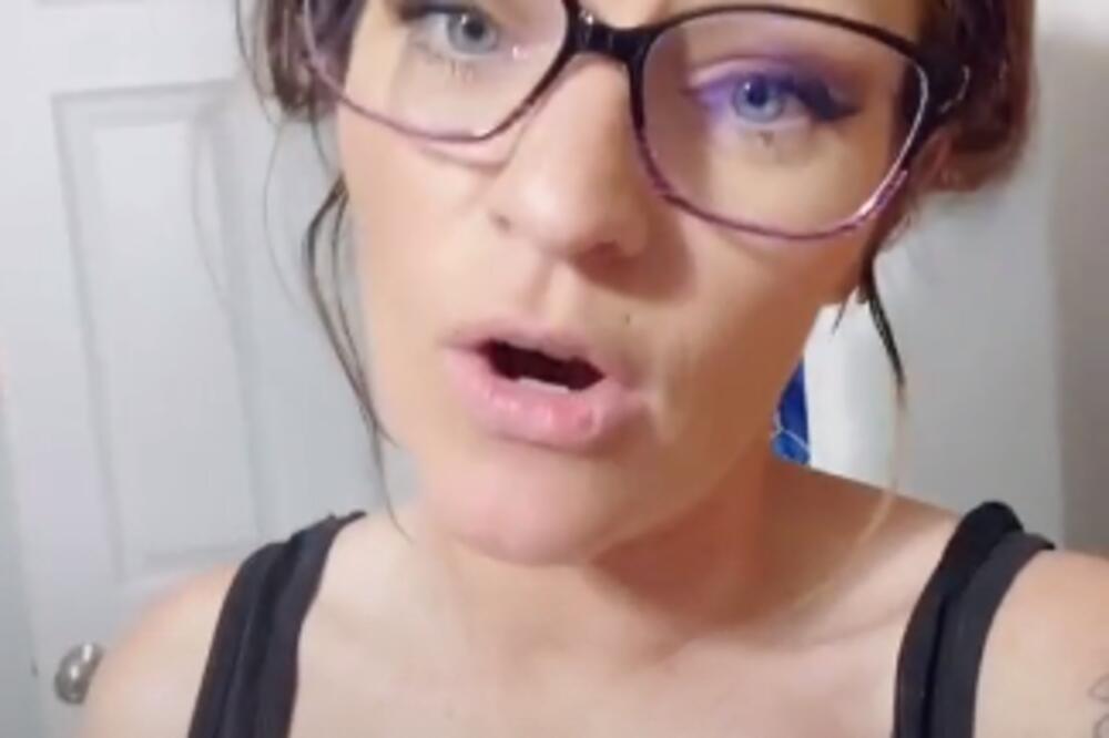 VASPITANJE OVE MAJKE NAPRAVILO JE ZBRKU NA INTERNETU: Sin nije hteo da sredi sobu, ona sve igračke pobacala (VIDEO)