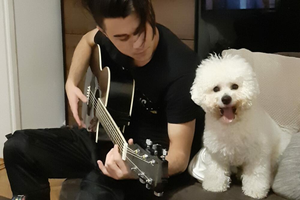 PLAŠIO SAM SE GUBITKA I BOLI! Posle 6 godina Badi je ušetao u pevačev život: Prava je napast, samo što ne govori!