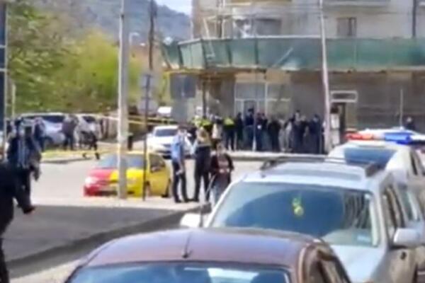 DRAMA U TBILISIJU: NAORUŽAN upao u BANKU i uzeo TAOCE, policija brzo savladala napadača! (VIDEO)