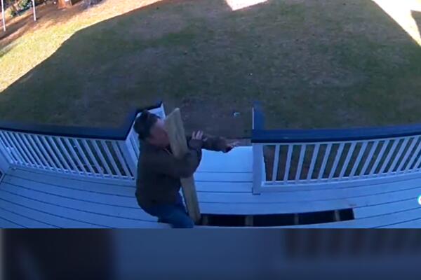 HTEO DA IMPRESIONIRA ŽENU! REŠIO DA POPRAVI VERANDU: Obilo mu se o glavu, PREBROJAO SVE ZVEZDE (VIDEO)