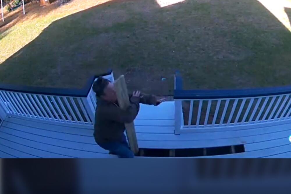 HTEO DA IMPRESIONIRA ŽENU! REŠIO DA POPRAVI VERANDU: Obilo mu se o glavu, PREBROJAO SVE ZVEZDE (VIDEO)