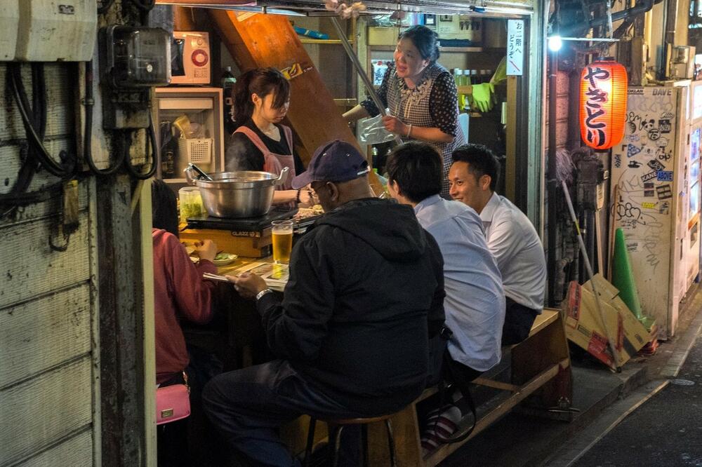 JAPANCI SE KUNU U OVU VEŽBU ZA LEĐA: Drevna tehnika će vam ukloniti bol za 5 minuta, a treba vam samo 1 STVAR