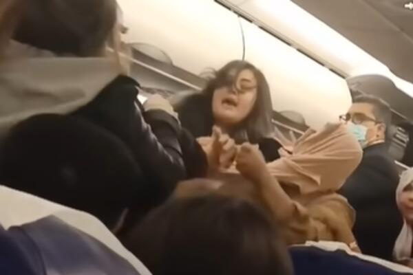 OPŠTI HAOS U AVIONU! ŽENE SE POTUKLE OKO PRTLJAGA: Vukle se za kosu,tokom PESNIČENJA i pilot pokupio UDARAC (VIDEO)