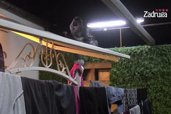 ZATVORSKI BEG IZ ZADRUGE! ISPLIVAO JEZIV SNIMAK MILJANINOG BEŽANJA IZ DRUGOG UGLA: Staklo svuda, ONA NA KROVU!