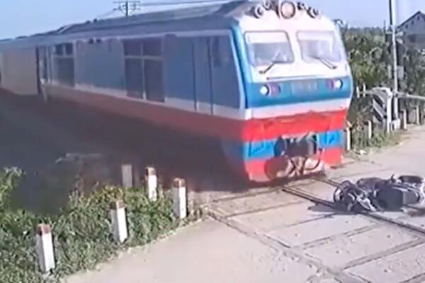 IZBEGAO JE SMRT U POSLDNJEM TRENUTKU... Šokantan snimak kruži internetom (VIDEO)