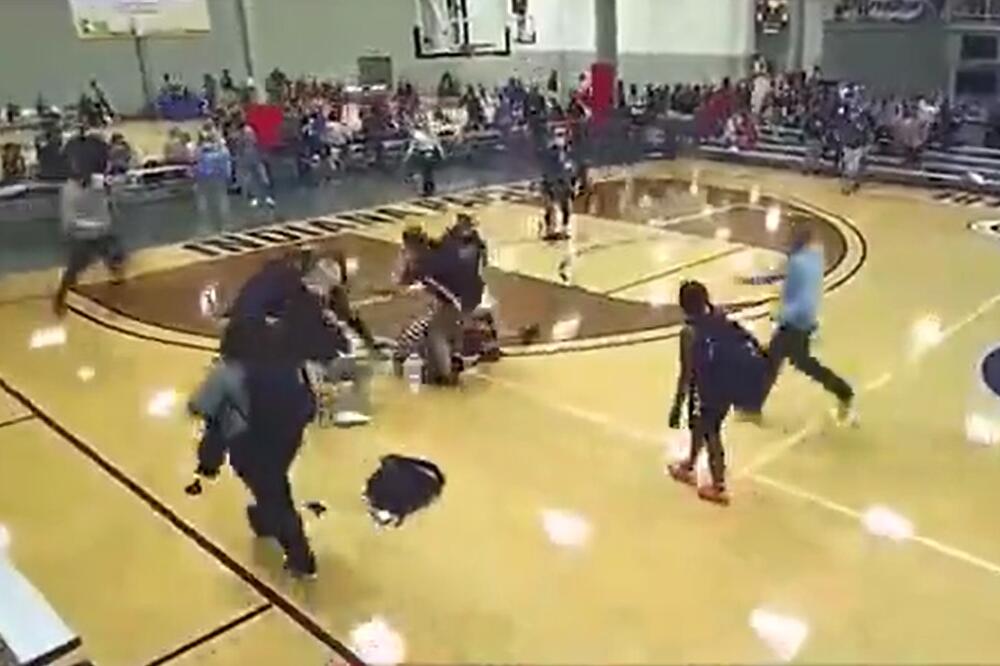 U AMERICI SE TUKU SVUDA: Na meču omladinaca ŽENSKOG tima navijač kečerskim potezom tresnuo SUDIJU o pod! (VIDEO)