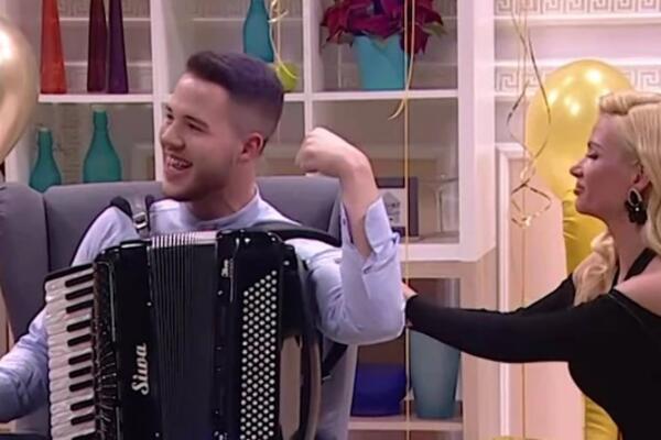 VODITELJKA U UŽIVO PROGRAMU ISPIPALA MLADOG PEVAČA: Na njemu sve PUCA od MIŠIĆA, nije uspela da se KONTROLIŠE!