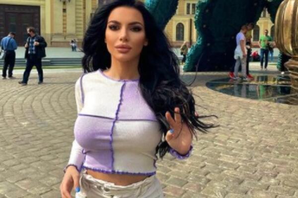 TOPALKOVA ĆERKA POMERA GRANICE PA MUTI RAZUM! Na sebi ima RUPIČASTU JAKNU, a ispod nje NIŠTA: Telo kao IZVAJANO!