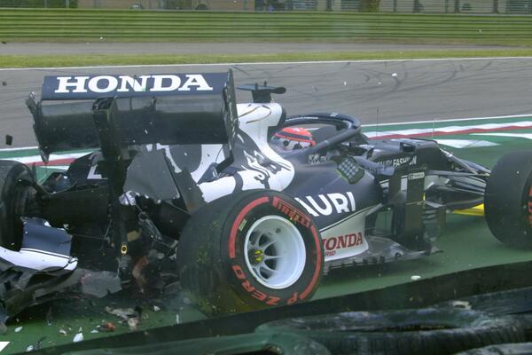 KAROSERIJA PRŠTI NA SVE STRANE, TOČAK VISI... Nervozni Japanac potpuno uništio bolid italijanskog tima! (FOTO)