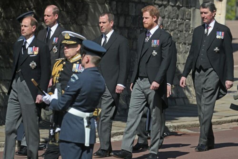 INCIDENT NA SAHRANI PRINCA FILIPA: NAGA žena trčala kroz GOMILU, POLICIJA je hitno REAGOVALA!