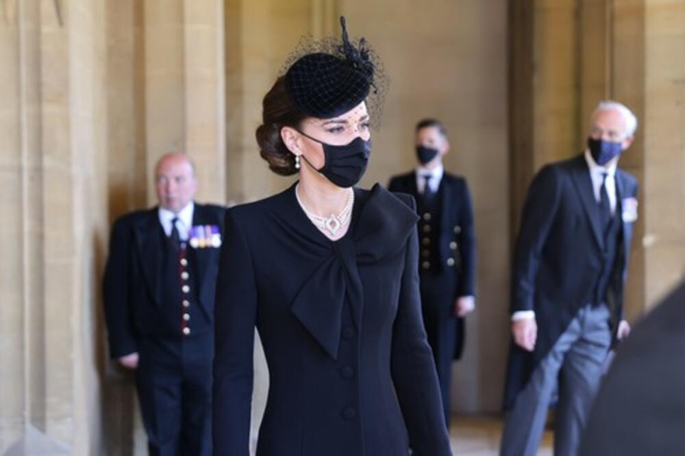 SVI POGLEDI SU UPRTI KA KEJT MIDLTON! Nosi VEOMA BITNU STVAR na sebi, pripadala je PRINCEZI DAJANI!