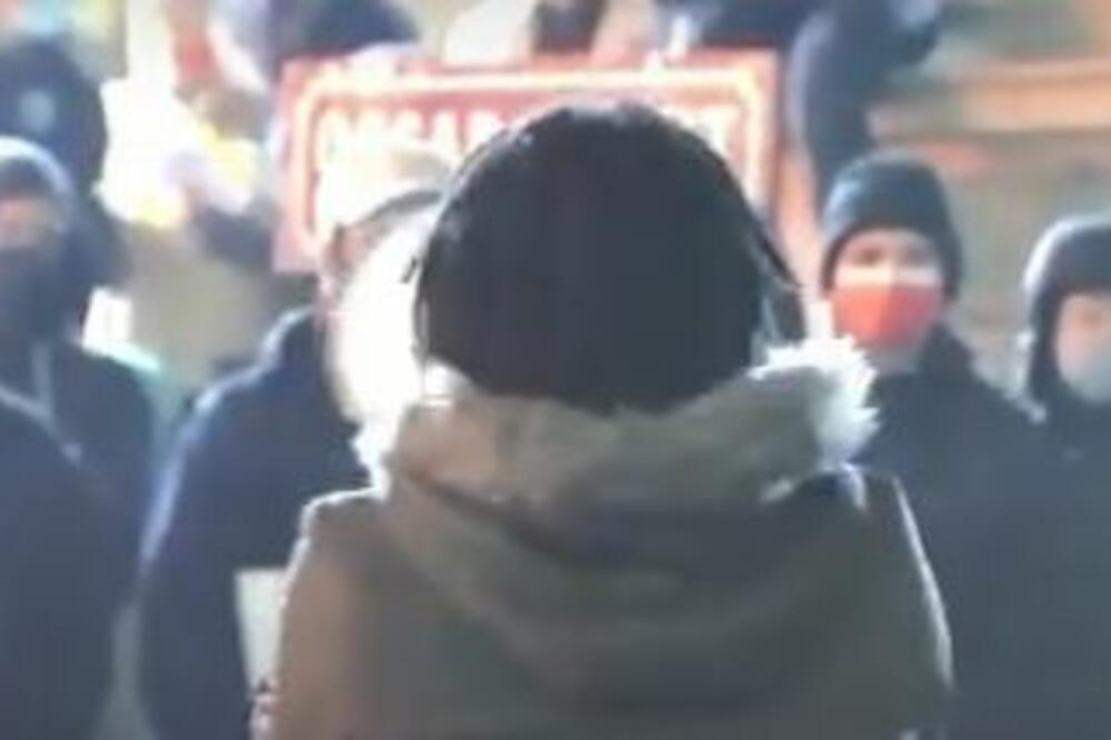 GORE AUTOMOBILI KOD SAN FRANCISKA: Razjarena masa pravi haos! (VIDEO)