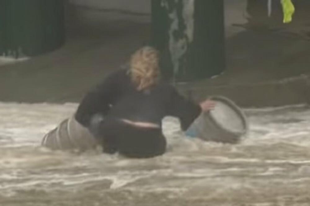 PRIORITETI! USRED BESNE OLUJE USKOČILA U OKEAN: Nije mogla da podnese da joj voda odnese DVA BURETA PIVA (VIDEO)