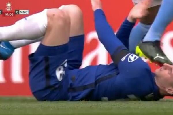 AKO JE BILO NAMERE OVO JE ZA DOŽIVOTNU SUSPENZIJU: Fernandinjo bukvalno zgazio glavu igraču Čelsija! (Video)
