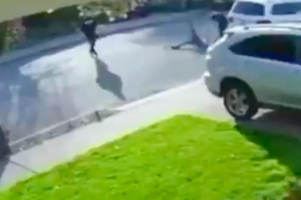 SKVIČAO JE KAO SVINJA! Razbojnik pokušao da opljačka tipa, nije znao da je on MAJSTOR BORILAČKIH VEŠTINA! (VIDEO)