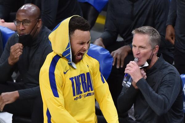 KAKO GOD DA BACI LOPTU, ONA PROĐE KROZ OBRUČ - BEZ KOSKE: Karijev nemogući šut zaprepastio sve u dvorani! (VIDEO)