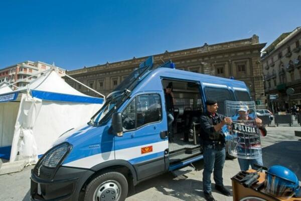 NISU OČEKIVALI OVAKAV EPILOG! Bežali iz KRAĐE pa se sudarili sa POLICIJOM! Vozili pogrešnim smerom u kružnom toku