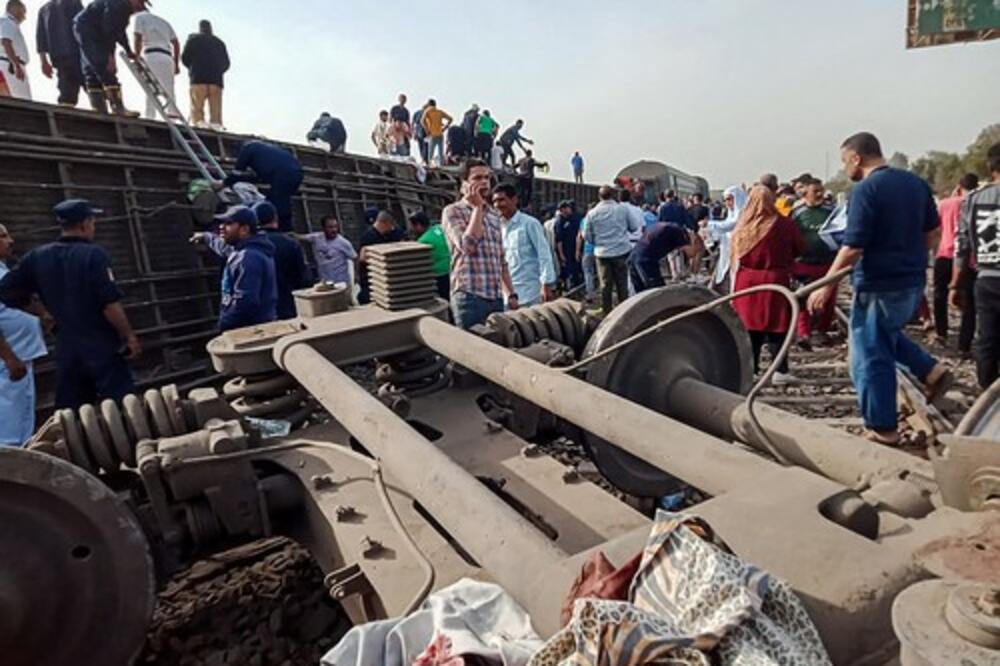 STRAŠNA NESREĆA U EGIPTU, IMA POGINULIH: Povređeno najmanje 97 OSOBA, VAGONI SKLIZNULI SA ŠINA!