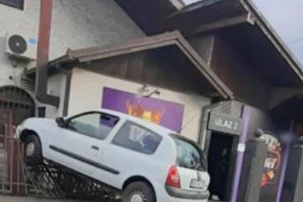 NESVAKIDAŠNJI UDES U VINČI: Vozač automobila uleteo u dvorište obližnje KUĆE! (FOTO)