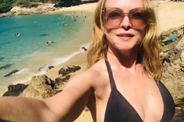 NIKO JOJ NE BI DAO TE GODINE! GLUMICA U ŠESTOJ DECENIJI GORI: Pozira u BIKINIJU i baš je briga za sve!