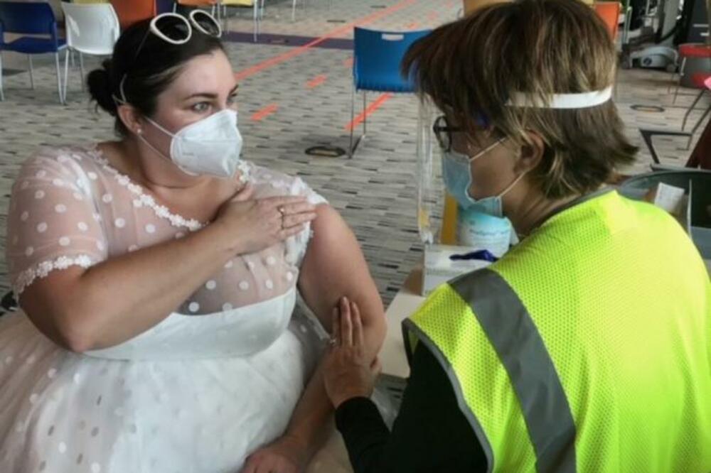 MORALA DA OTKAŽE SVADBENO VESELJE ZBOG KORONE: Mlada VENČANICU proglasila "haljinom za vakcinaciju"! (FOTO)