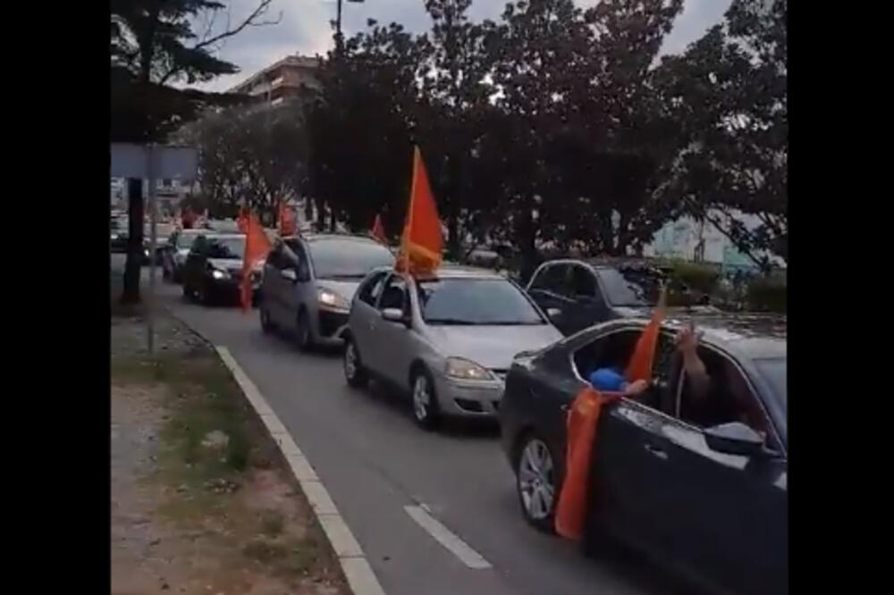 AUTO-KOLONE U VIŠE GRADOVA CRNE GORE: Učesnici prekrivali REGISTRACIJE nalepnicama "Crnogorski pokret"! (VIDEO)