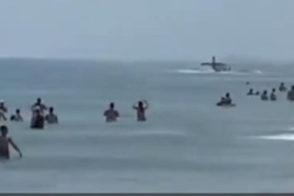 KUPAČI U ŠOKU! AVION IZ DRUGOG SVETSKOG RATA PRINUDNO SLETEO NA PLAŽU NA FLORIDI: Neviđen prizor (VIDEO)