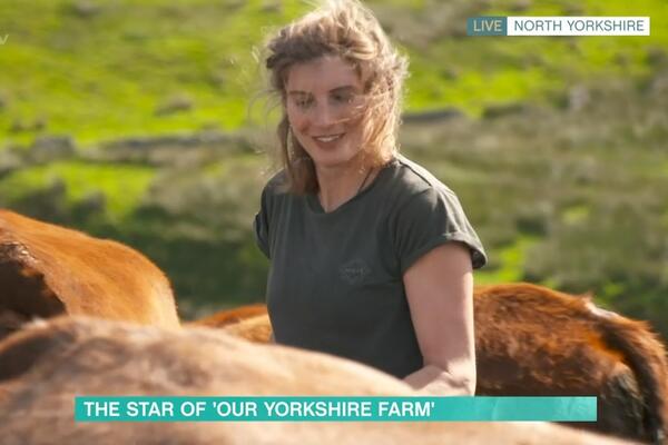 Batalila je manekensku KARIJERU da bi postala PASTIRKA, sad ima 9 dece, čuva OVCE i doji 15 godina bez PRESTANKA!