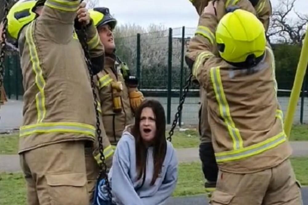 HIT! SELA U DEČJU LJULJAŠKU, PA SE ZAGLAVILA: Devojku ni ČETVORICA VATROGASACA nije uspelo da IZVUČE (VIDEO)