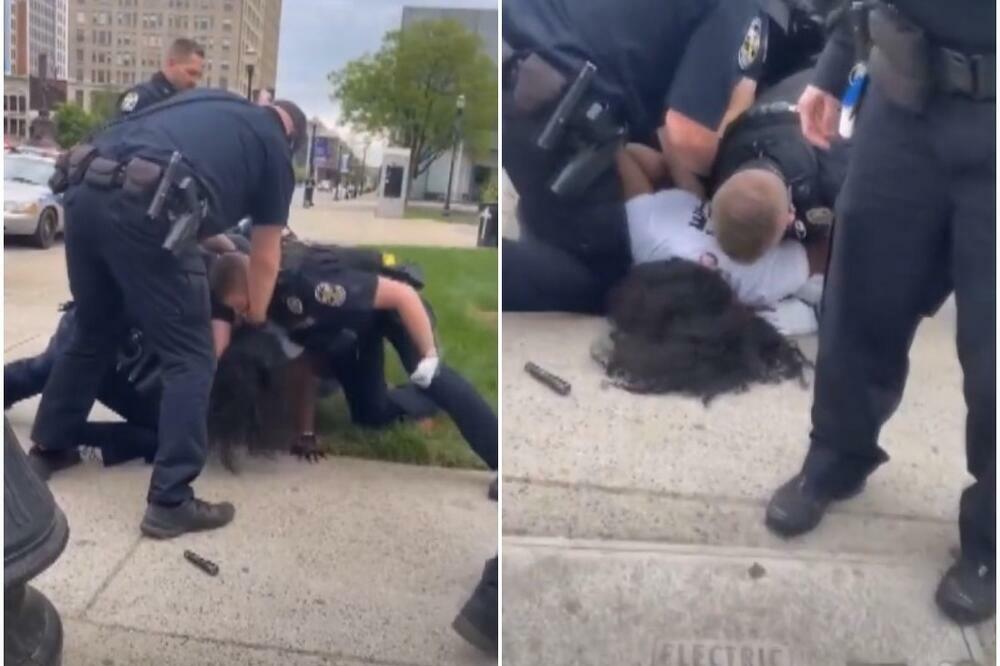 NOVI SNIMAK POLICIJSKE BRUTALNOSTI UZBURKAO JAVNOST: Udarao AFROAMERIKANCA u glavu dok je ležao na zemlji! (VIDEO)