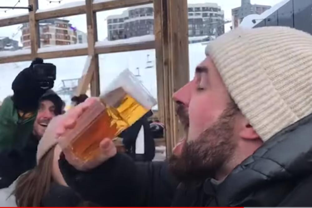 ZAIGRAO SE, PA SE IZBLAMIRAO! PIVO DOBIO U "ZALEĐENOM" STANJU: Nagnuo čašu da potegne cug, ali UZALUD (VIDEO)