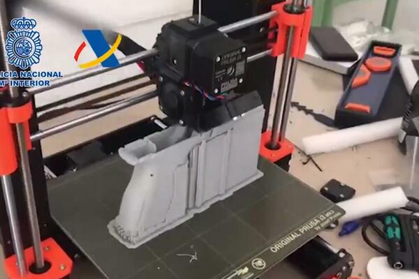 ORUŽJE PRAVILI POMOĆU 3D PRINTERA: Zatvorena ilegalna radionica u Španiji, VLASNIK uhapšen! (VIDEO)