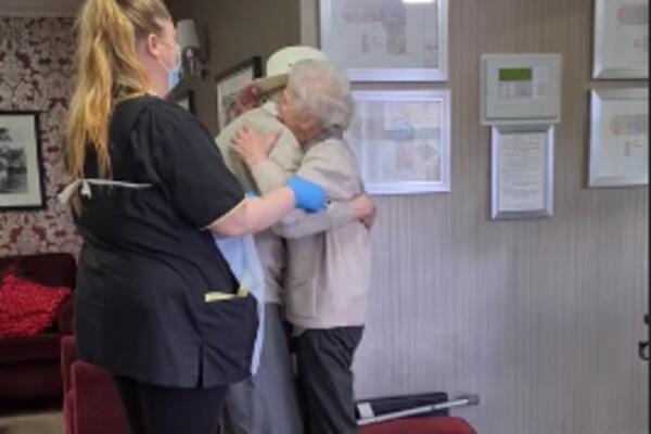 PRAVA LJUBAV NE ZNA ZA GRANICE! EMOTIVAN SUSRET BAKE I DEKE NAKON 8 MESECI: Ceo svet u SUZAMA (VIDEO)