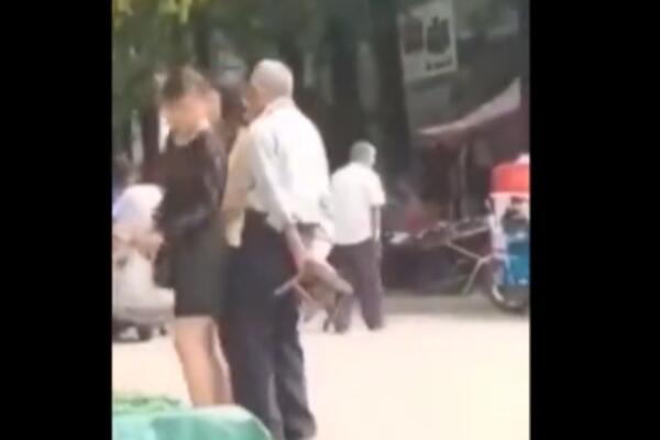 DEDA, DEDA, BAŠ SI KRME! Perverzni STARAC isprepadao devojku (VIDEO)