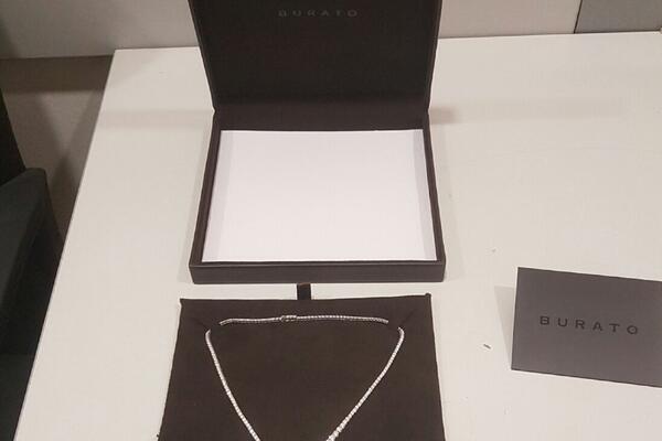 HIT IZGOVOR ZA ŠVERC! Putnica sletela na beogradski aerodrom, nosila je blago na vratu, napravila scenu za pamćenje