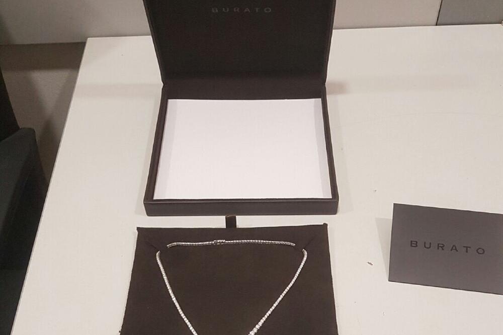 HIT IZGOVOR ZA ŠVERC! Putnica sletela na beogradski aerodrom, nosila je blago na vratu, napravila scenu za pamćenje