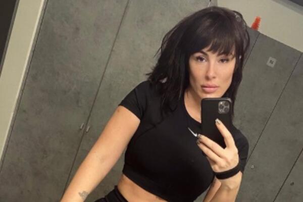 ŠTA SE DEŠAVA SA SENIDAH, POTPUNO ZBUNILA CELU NACIJU?! Uopšte ne liči na sebe, MNOGI SE ČUDE ZBOG PRIZORA! (FOTO)